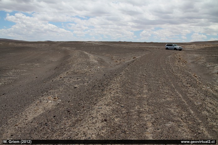Terraplenes del ferrocarril salitrero en el desierto de Atacama
