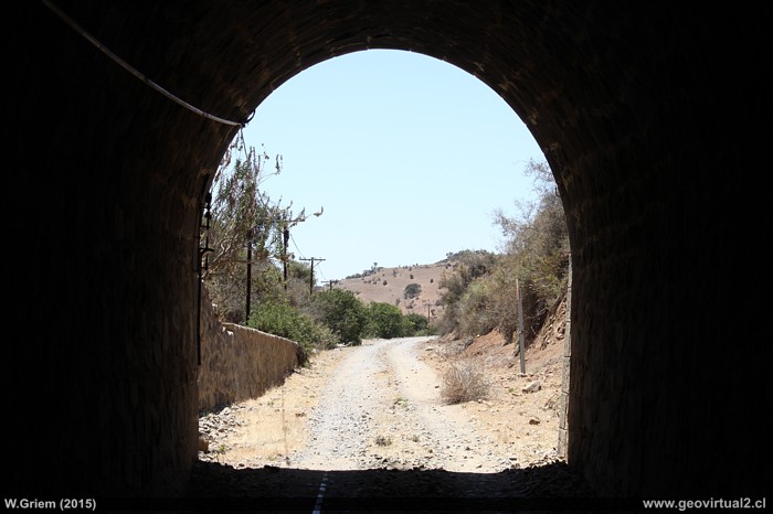 Salida del túnel Cavilolén en la Región de Coquimbo, Chile