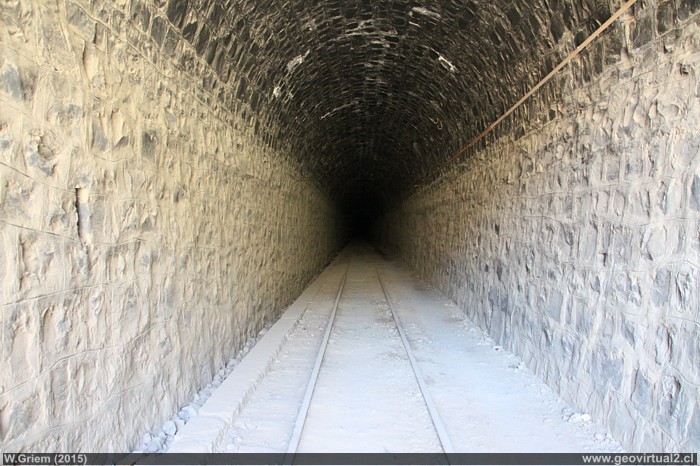 Interior del túnel Espino o Alcaparrosa, linea ferrocarril longitudinal Norte de Chile