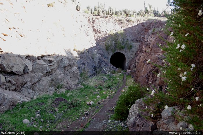 Portal sur del túnel San Marcos en la Región de Coquimbo, Chile