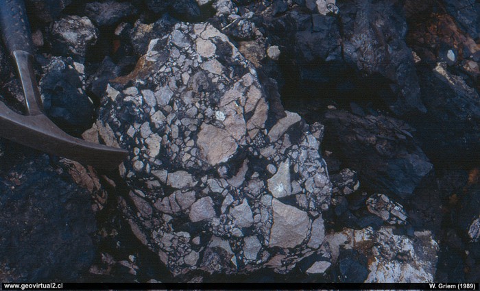 Brecha hidrotermal de un pebble dyke en el desierto de Atacama - Chile