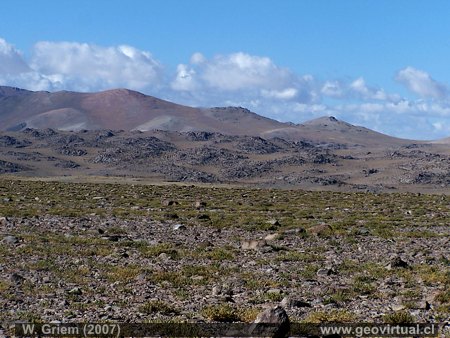 Cuesta Acerillos con cerro Calderon en la Cordillera de Domeyko (Atacama, Chile)