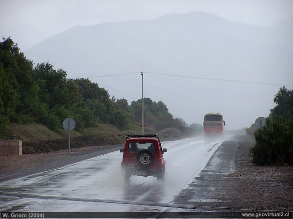 Atacama: Lluvia en la carretera Panamericana cerca Chamonate