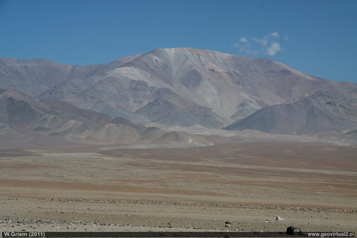 Vista al Cerro Vicuña desde Pampa del Inca - Atacama, Chile