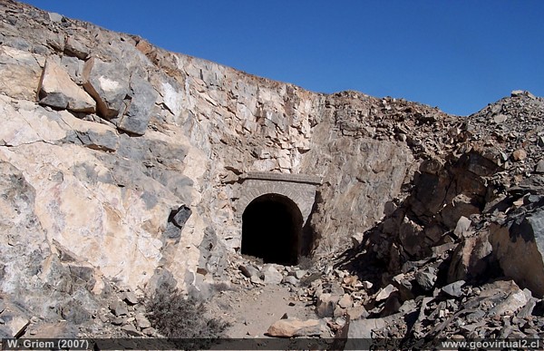Tunel en medio del Desierto de Atacama, Chile