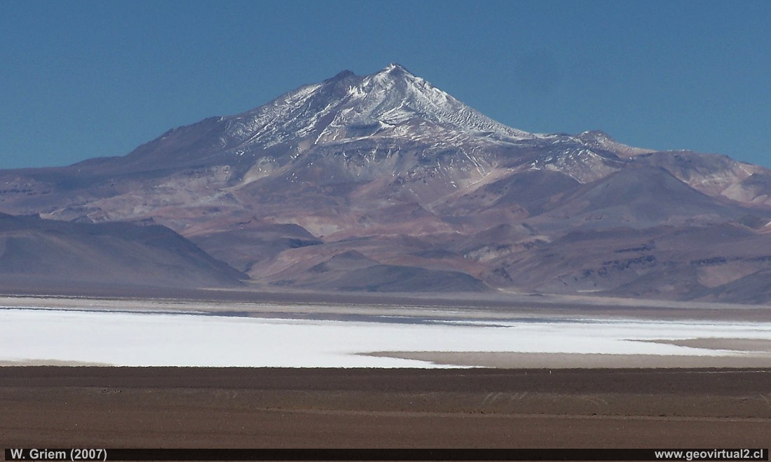 Der Maricunga Salzsee mit dem Vulkan Copiapó in der Atacama Region Chile