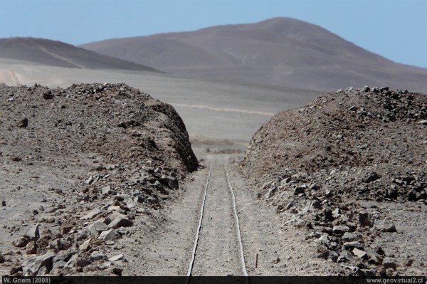 Linea ferrea en pleno desierto Atacama, cerca de Altamira - Chile