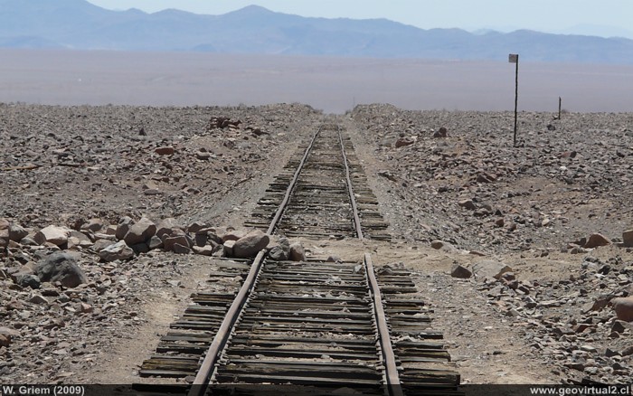 Línea ferrea en el Llano de San Pedro, Desierto de Atacama, Chile