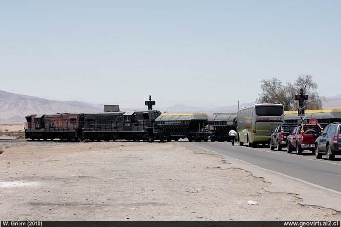 Tren cruzando la carretera Panamericana cerca de Vallenar, Norte de Chile