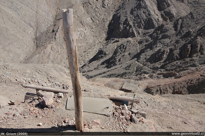 Mina y sendero al norte de la mina San Jorge en Checo de Cobre, Atacama
