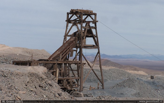 Pit frame de la mina Colmo in the north of the Atacama Region - near Altamira