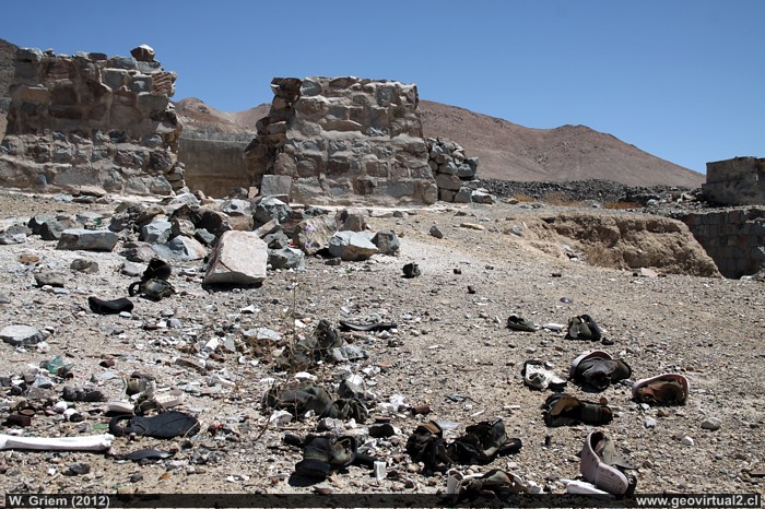 Ruinen in der ehemaligen Silberbergbau Stadt von Tres Puntas in der Atacama Wüste