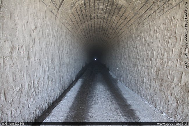 Interior del túnel Las Palmas, Chile
